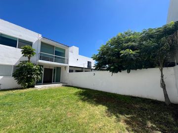 Casa recién remodelada en Cumbres del Lago