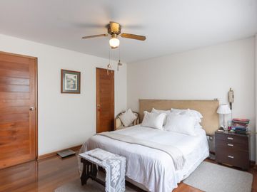 DUPLEX 241 M2 FRENTE A PARQUE, 4 DORM, 3.5 BAÑ, 2 ESTAC $ 330,000