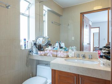 DUPLEX 241 M2 FRENTE A PARQUE, 4 DORM, 3.5 BAÑ, 2 ESTAC $ 330,000