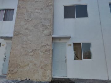 Casa en Fracc. Los Héroes. Cerca de Tamsa y Cd. Industrial. Clúster con alberca y vigilancia