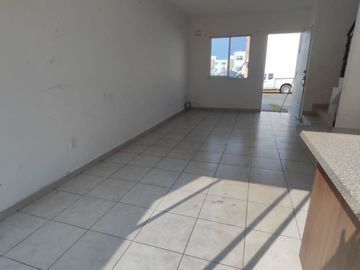 Casa en Fracc. Los Héroes. Cerca de Tamsa y Cd. Industrial. Clúster con alberca y vigilancia