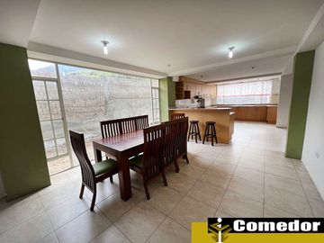 Casa de venta San Antonio de Pichincha, en el mejor sector Urbanización la Marca, 5 dormitorios