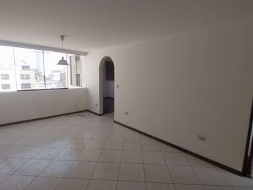 Vendo Departamento en 3er Piso con 3 Habitaciones + Cuarto de Servicio en La Molina + Opcional Cochera