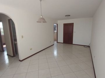 Vendo Departamento en 3er Piso con 3 Habitaciones + Cuarto de Servicio en La Molina + Opcional Cochera