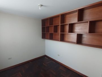 Vendo Departamento en 3er Piso con 3 Habitaciones + Cuarto de Servicio en La Molina + Opcional Cochera