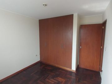 Vendo Departamento en 3er Piso con 3 Habitaciones + Cuarto de Servicio en La Molina + Opcional Cochera