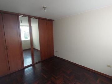 Vendo Departamento en 3er Piso con 3 Habitaciones + Cuarto de Servicio en La Molina + Opcional Cochera