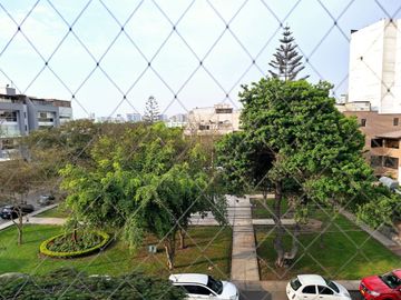 ¡VENTA DEPARTAMENTO FRENTE PARQUE 4TO PISO EN SURCO!