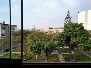 ¡VENTA DEPARTAMENTO FRENTE PARQUE 4TO PISO EN SURCO!
