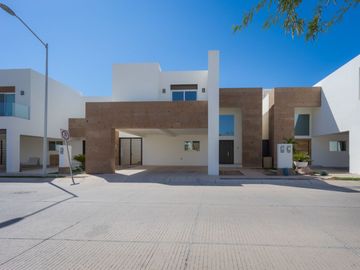 SE VENDE CASA EN LA CORUÑA