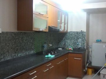 DISEWAKAN TAHUNAN APARTEMEN 3BR HUNIAN KELUARGA FURNISHED WATERPLACE RESIDENCE