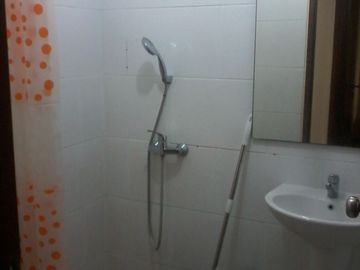DISEWAKAN TAHUNAN APARTEMEN 3BR HUNIAN KELUARGA FURNISHED WATERPLACE RESIDENCE