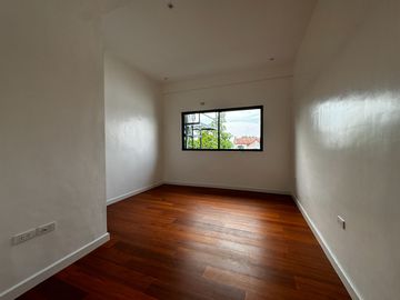 For Sale Stunning Design Modern 3 storey Townhouse in Better Living