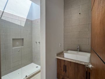 Hermosa Casa en Venta zona Burgos