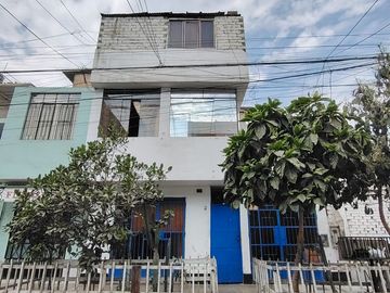 Casa En Venta Para Rentabilizar A Una Cuadra De La Avenida Antunez De Mayolo - Los Olivos
