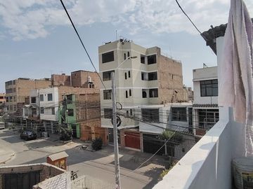 Casa En Venta Para Rentabilizar A Una Cuadra De La Avenida Antunez De Mayolo - Los Olivos