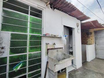 Casa En Venta Para Rentabilizar A Una Cuadra De La Avenida Antunez De Mayolo - Los Olivos