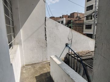 Casa En Venta Para Rentabilizar A Una Cuadra De La Avenida Antunez De Mayolo - Los Olivos