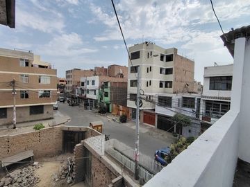 Casa En Venta Para Rentabilizar A Una Cuadra De La Avenida Antunez De Mayolo - Los Olivos