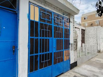 Casa En Venta Para Rentabilizar A Una Cuadra De La Avenida Antunez De Mayolo - Los Olivos