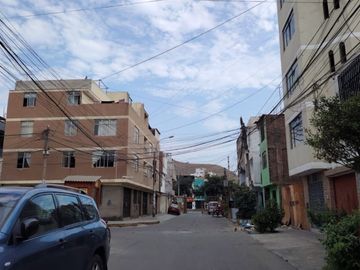Casa En Venta Para Rentabilizar A Una Cuadra De La Avenida Antunez De Mayolo - Los Olivos