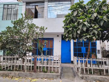 Casa En Venta Para Rentabilizar A Una Cuadra De La Avenida Antunez De Mayolo - Los Olivos