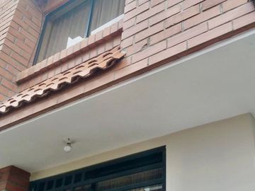 AMPLIA CASA EN VENTA, Sector Conquistadores C1407