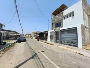 Vendo Casa Arquitectonica, Urb Los Huarangos