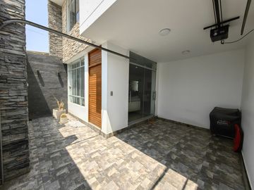 Vendo Casa Arquitectonica, Urb Los Huarangos