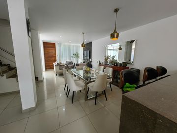 Vendo Casa Arquitectonica, Urb Los Huarangos