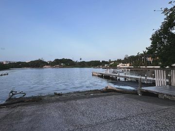 Depa grande con hermosa vista a unos pasos de orilla de rio y embarcadero junto al club de golf