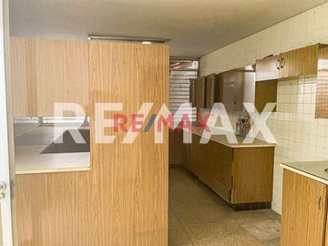 VENDO CASA EN AV. ROCA Y BOLOÑA, AT:476m2, MIRAFLORES