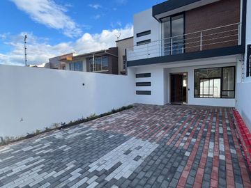 MODERNA VIVIENDA CON AMPLIA AREA VERDE DE VENTA, Sector Ricaurte L101