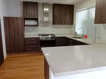 Moderna Residencia en SANTA FE JURIQUILLA, Condominio cerrado con acceso controlado, vigilancia 24 / 7, cámaras de videovigilancia.