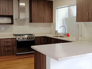 Moderna Residencia en SANTA FE JURIQUILLA, Condominio cerrado con acceso controlado, vigilancia 24 / 7, cámaras de videovigilancia.