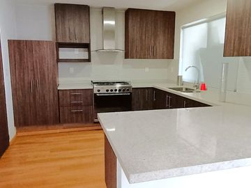 Moderna Residencia en SANTA FE JURIQUILLA, Condominio cerrado con acceso controlado, vigilancia 24 / 7, cámaras de videovigilancia.