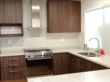 Moderna Residencia en SANTA FE JURIQUILLA, Condominio cerrado con acceso controlado, vigilancia 24 / 7, cámaras de videovigilancia.