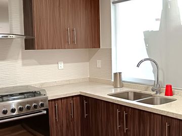 Moderna Residencia en SANTA FE JURIQUILLA, Condominio cerrado con acceso controlado, vigilancia 24 / 7, cámaras de videovigilancia.