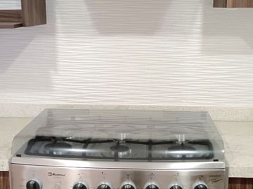 Moderna Residencia en SANTA FE JURIQUILLA, Condominio cerrado con acceso controlado, vigilancia 24 / 7, cámaras de videovigilancia.