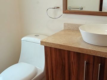 Moderna Residencia en SANTA FE JURIQUILLA, Condominio cerrado con acceso controlado, vigilancia 24 / 7, cámaras de videovigilancia.