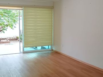 Moderna Residencia en SANTA FE JURIQUILLA, Condominio cerrado con acceso controlado, vigilancia 24 / 7, cámaras de videovigilancia.