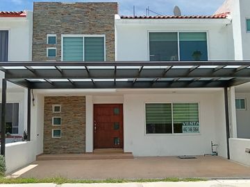 Moderna Residencia en SANTA FE JURIQUILLA, Condominio cerrado con acceso controlado, vigilancia 24 / 7, cámaras de videovigilancia.