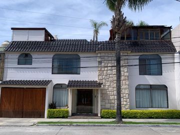 CASA EN VENTA, COLONIA JARDIN, SAN LUIS POTOSI, A UNOS PASOS DE PLAZA TANGAMANGA