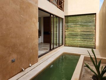 Casa con rooftop, alberca, a pasos del mar, en venta San Benito pre-construccion