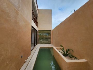 Casa con rooftop, alberca, a pasos del mar, en venta San Benito pre-construccion