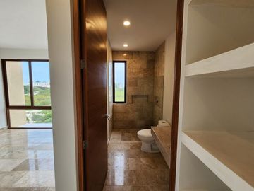 Casa con rooftop, alberca, a pasos del mar, en venta San Benito pre-construccion