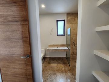 Casa con rooftop, alberca, a pasos del mar, en venta San Benito pre-construccion