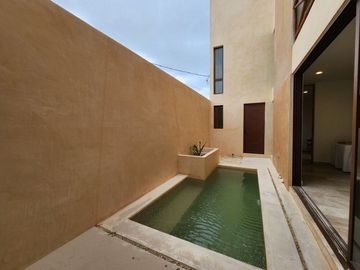 Casa con rooftop, alberca, a pasos del mar, en venta San Benito pre-construccion