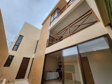 Casa con rooftop, alberca, a pasos del mar, en venta San Benito pre-construccion