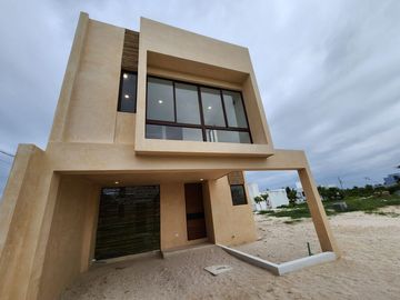 Casa con rooftop, alberca, a pasos del mar, en venta San Benito pre-construccion